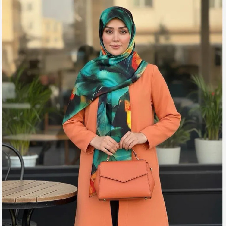 روسری نخی طرح ملورین ابعاد 140 در 140
