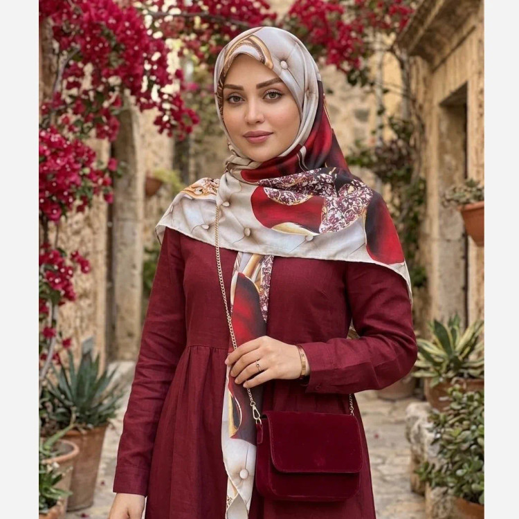 روسری نخی کاستوم طرح شقایق ابعاد 140x140 چرخ دوز