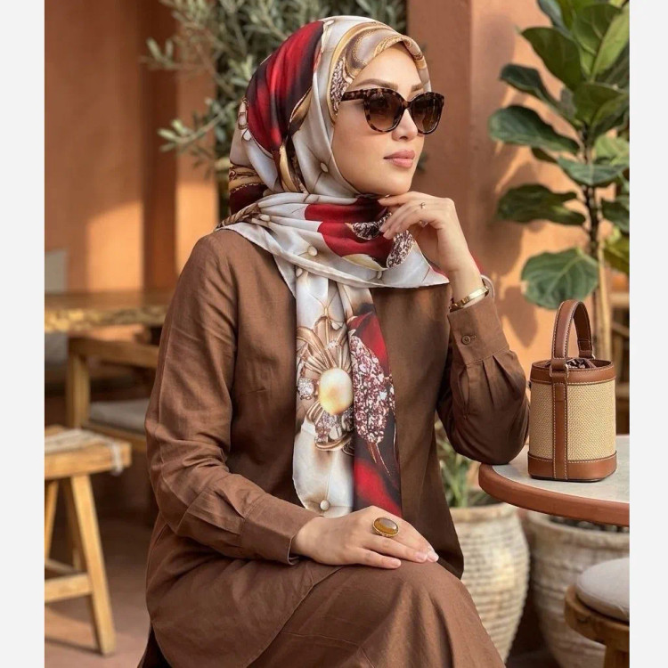 روسری نخی کاستوم طرح شقایق ابعاد 140x140 چرخ دوز