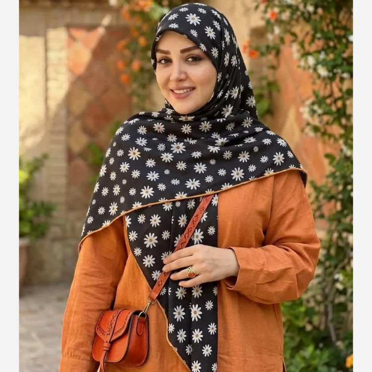 روسری طرح بابونه طوسی نخ کاستوم قواره بزرگ 140 سانتیمتر